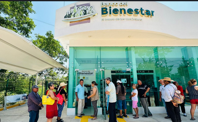 mexicanos esperando en el banco del bienestar